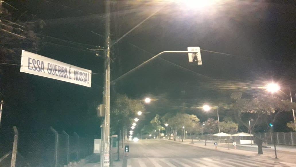 Faixas de apoio ao Cruzeiro so estendidas em Belo Horizonte antes da partida contra o FLuminense