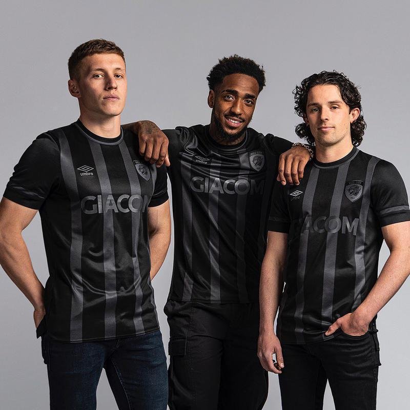 Por fim, em dcimo (10) colocado, o Hull City, da Inglaterra, utilizou de diferentes tonalizadas de preto para decorar o seu modelo