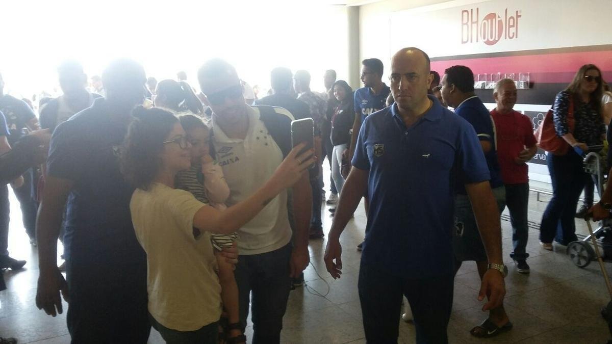 Jogadores do Cruzeiro embarcam, com o apoio da torcida