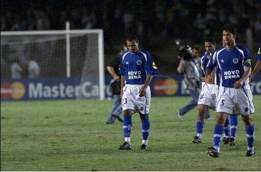 2001 - Copa Libertadores - Cruzeiro foi eliminado nas quartas de final ao ser derrotado pelo Palmeiras. Imagem da partida no Mineirão contra os paulistas