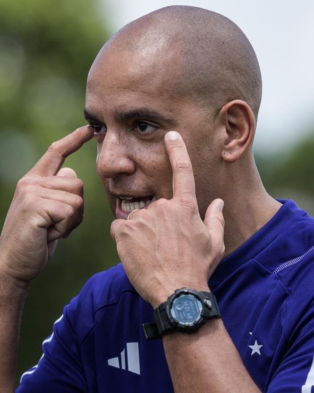 Fotos do primeiro treino do tcnico portugus Pepa no Cruzeiro