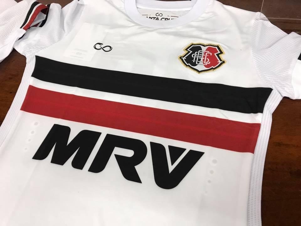 No início de 2017, o Santa Cruz encerrou o contrato com a Penalty e desenvolveu sua marca própria de material esportivo: a Cobra Coral. Com três padrões e fabricação a cargo da cearense Bomache