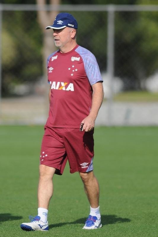 Mano Menezes voltou a fechar treino na Toca da Raposa II e permitiu imagens apenas do aquecimento. O certo  que o treinador voltar a contar com o Cruzeiro ideal diante do Boca Juniors, na quinta-feira, no Mineiro. Todos os atletas esto  disposio para duelo de volta das quartas de final da Libertadores