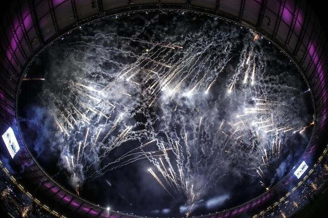 Mineiro teve show de luzes e iluminao especial antes do jogo entre Cruzeiro e Ituano pela Srie B do Campeonato Brasileiro. Estdio aderiu  campanha Outubro Rosa, de conscientizao da sociedade para a preveno do cncer de mama. Houve ainda espetculo com fogos e aes de patrocinadores do clube na esplanada para o torcedor, que festejou com o time o ttulo da Srie B do Brasileiro