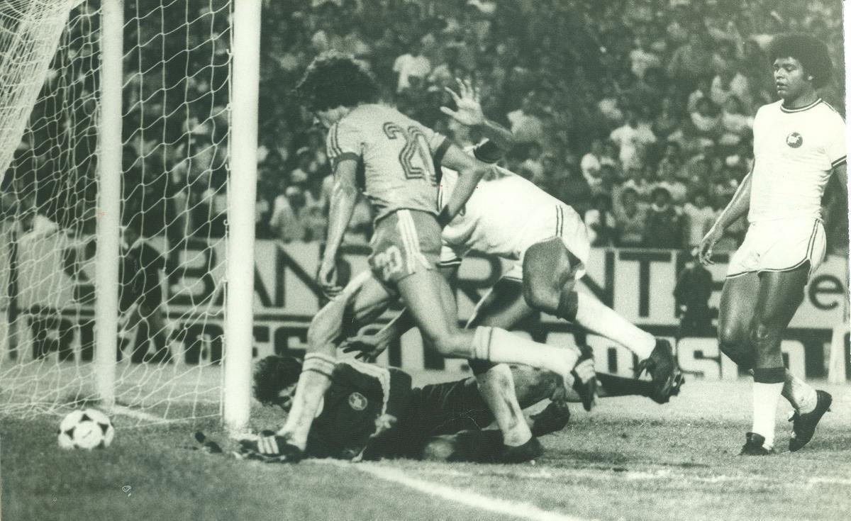 Também recebeu a seleção brasileira, aliás, como a principal casa no estado até a construção da Arena de Pernambuco, décadas depois. Na foto, em 1978, Nunes ex-atacante do Santa Cruz, defende a camisa da seleção nacional contra a seleção de Pernambuco.