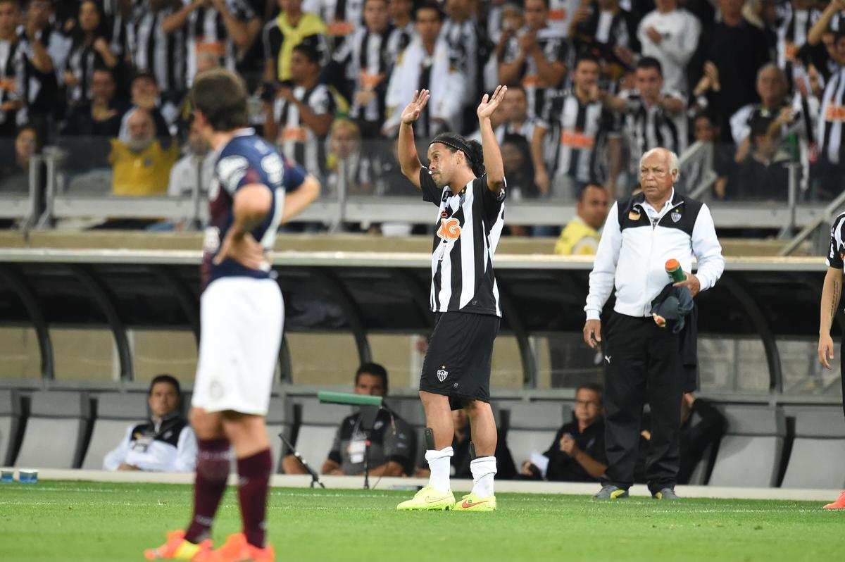 Ronaldinho pode ter feito, contra o Lans, na despedida da Recopa, o seu ltimo jogo pelo Atltico