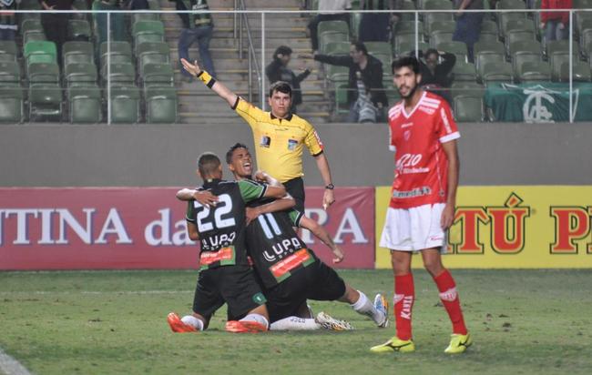 Imagens do jogo entre América e Mogi Mirim no Independência