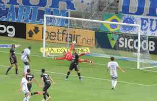 No segundo tempo, Manoel, de cabea, ampliou para o Cruzeiro: 3 a 0