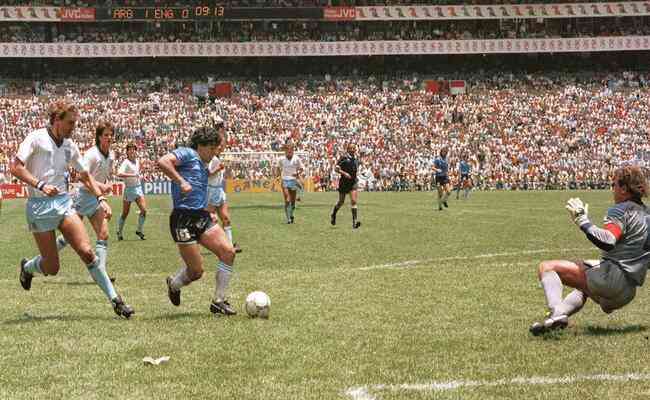 Maradona em lance do jogo contra a Inglaterra, pela Copa de 1986, no Mxico
