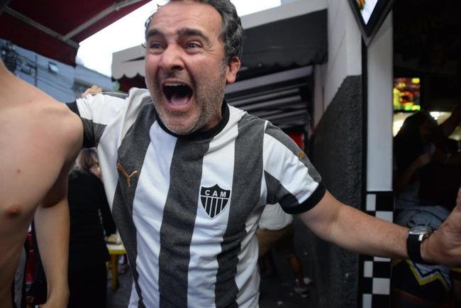 Festa atleticana no Bar do Salomo, em BH, com a conquista do ttulo da Supercopa do Brasil. Galo venceu o Flamengo por 8 a 7 nos pnaltis aps empate por 2 a 2 no tempo normal