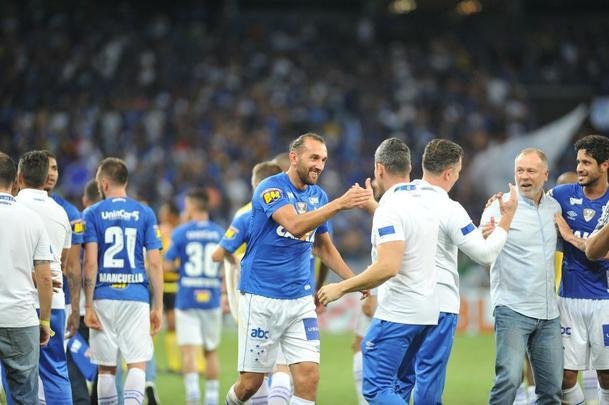Depois da classificao diante do Palmeiras, jogadores e torcida do Cruzeiro festejaram no Mineiro a passagem  final da Copa do Brasil