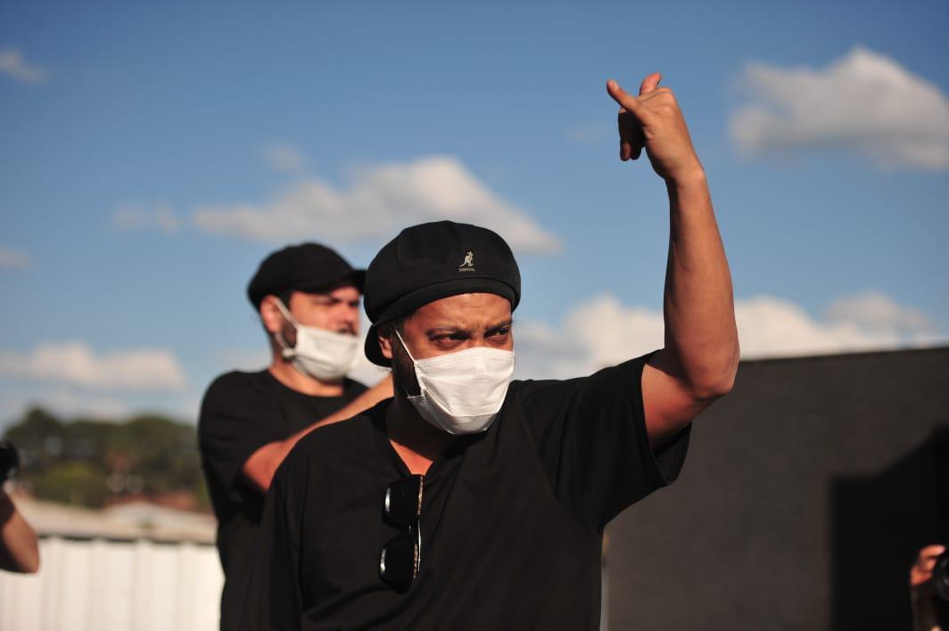 Fotos da visita do ídolo atleticano Ronaldinho Gaúcho às obras de construção da Arena MRV, estádio do Atlético, em Belo Horizonte. Dentro de Centro de Experiências criado pelo clube, ex-craque tirou fotos com dirigentes e funcionários. Do lado de fora, ele foi vaiado e xingado ao sair por não ter parado para saudar os fãs que o aguardavam debaixo de sol quente.
