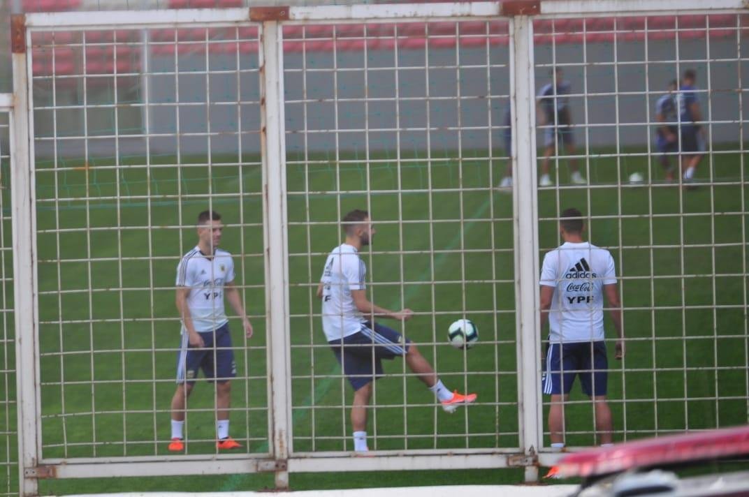 Argentina treina em Belo Horizonte para enfrentar o Paraguai