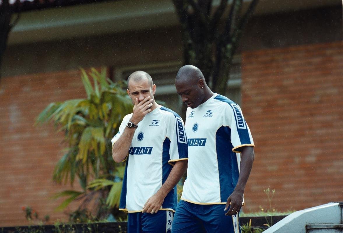 Fotos da passagem do jogador Rincn pelo Cruzeiro, em 2001.  Ele faleceu aos 55 anos nesta quarta-feira (13/4/2022), aps sofrer acidente automobilstico em Cali, na Colmbia, no dia 11.