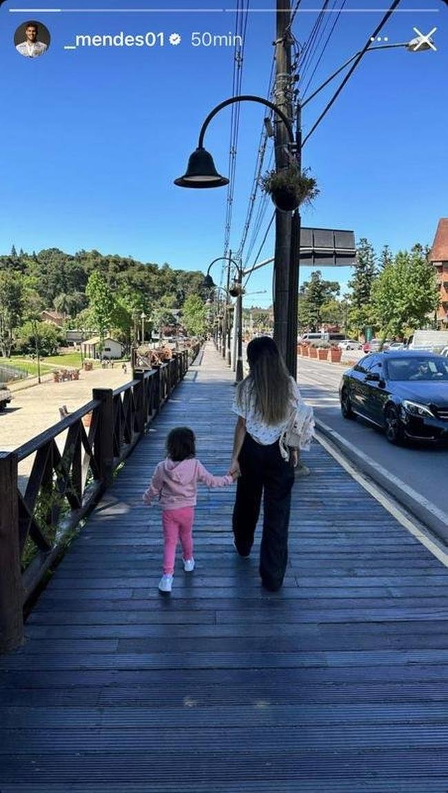 Goleiro Matheus Mendes fez registro de viagem com a famlia.