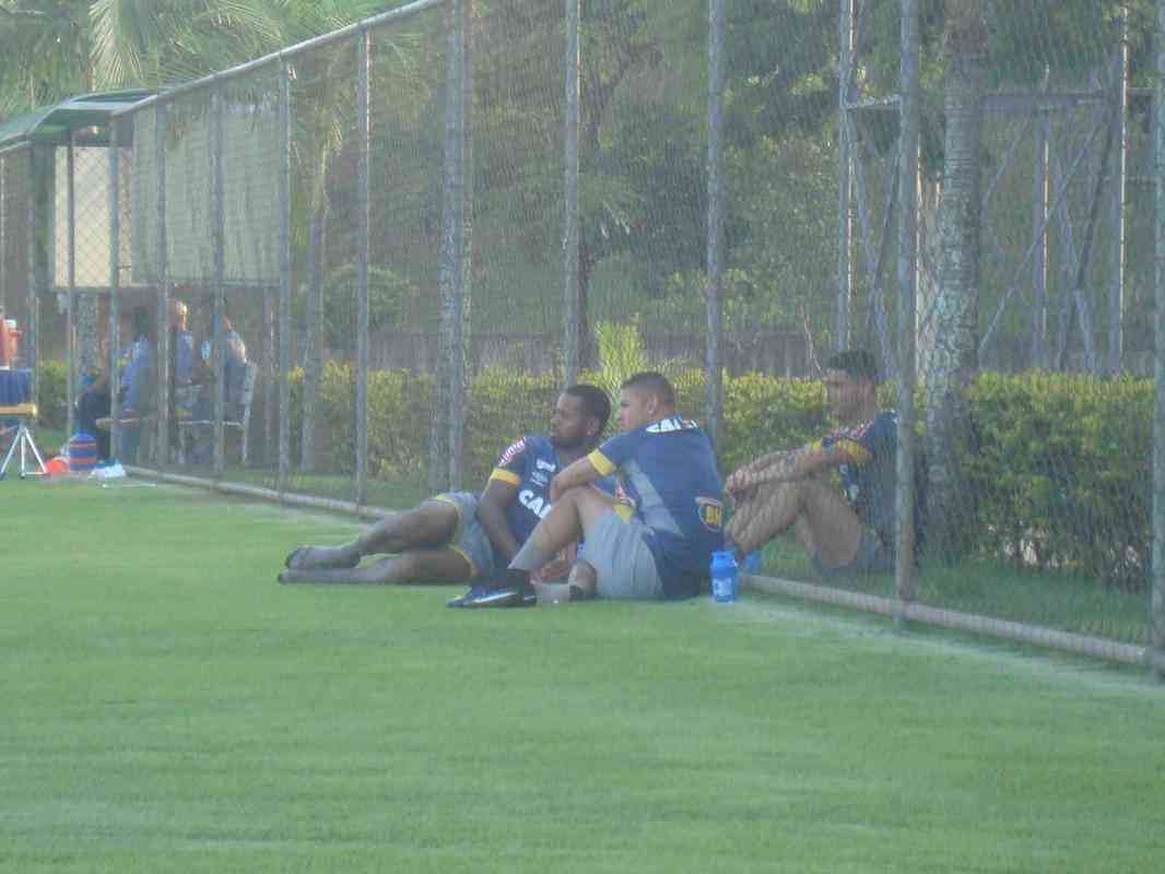 Thiago Neves acompanha treino do Cruzeiro na companhia de zagueiro Ded e de atacante Judivan