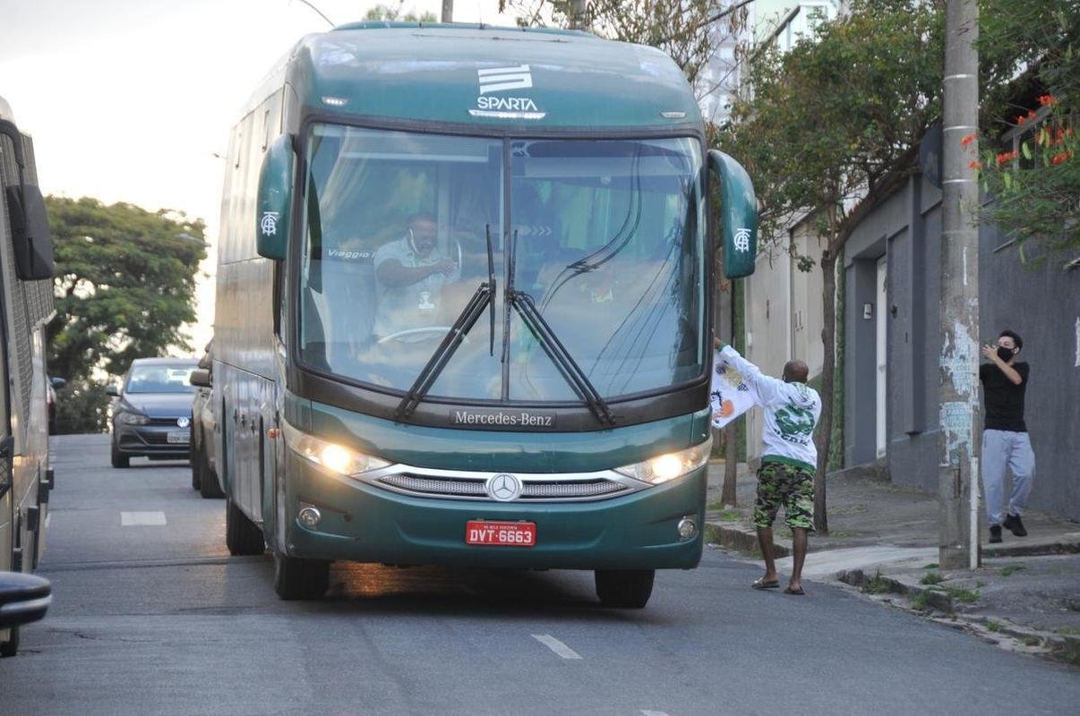 Chegadas de Amrica e Atltico ao Independncia para o jogo de ida da final do Campeonato Mineiro. Delegaes foram recebidas por alguns torcedores no Horto, em BH (Juarez Rodrigues/EM/D. A Press)
