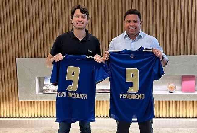 Pedro Mesquita, da XP Investimentos, e Ronaldo no momento da assinatura do pr-acordo, no fim de 2021