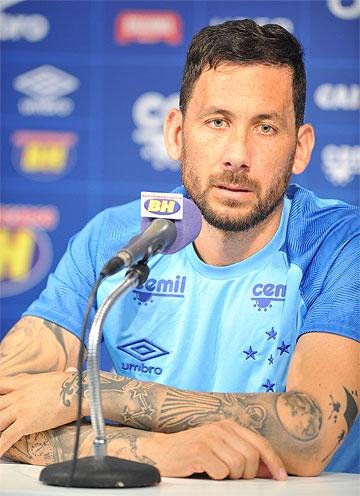 Ariel Cabral comemora renovação com Cruzeiro, entra na fila do churrasco e relaciona apelido com estilo de jogo