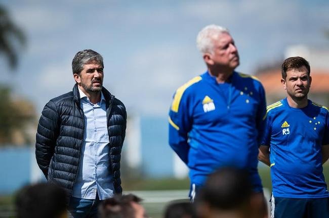 Luxemburgo conversou com os jogadores e orientou o time durante o treino