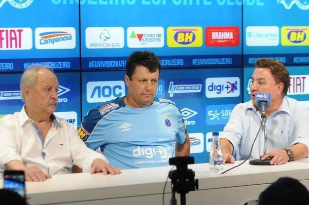 Fotos da apresentao de Adilson Batista como novo tcnico do Cruzeiro. Tcnico teve reunio com jogadores na Toca da Raposa II, falou com a imprensa e depois comandou seu primeiro treino
