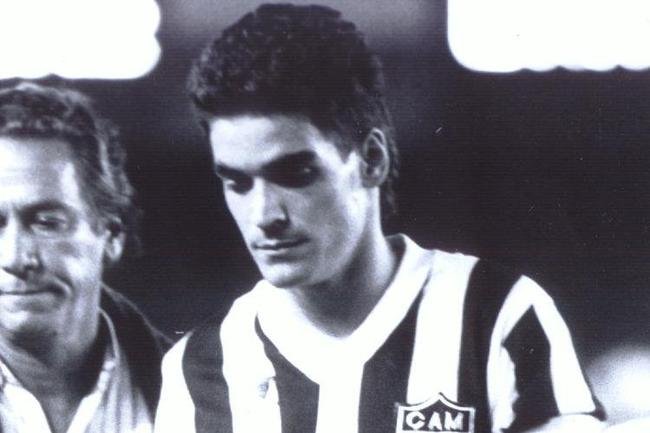 Paulo Roberto Prestes, ex-lateral-esquerdo do Atltico, aposta que o Galo vencer o rival por 3 a 1. ''Como eu tenho 10 anos de clssico, posso afirmar que nem sempre o melhor vence, ento acredito em muito respeito, foco no que tem que fazer, como vai jogar e como vai se entregar. Mas obviamente, nesse atual momento, o Atltico  o favorito''. O ex-jogador defendeu o Alvinegro entre 1986 e 1996, fez 504 partidas e marcou 38 gols.