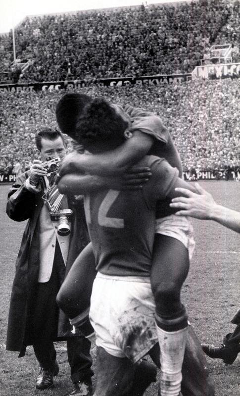 Lance do jogo entre Brasil e Sucia, pela final da Copa. O Brasil venceu por 5 a 2 e conquistou o ttulo. No detalhe, Pel chora nos braos de Nilton Santos.