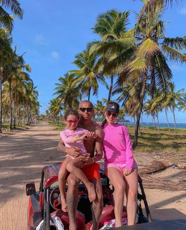 Lateral-direito Mariano com a famlia em Porto de Galinhas