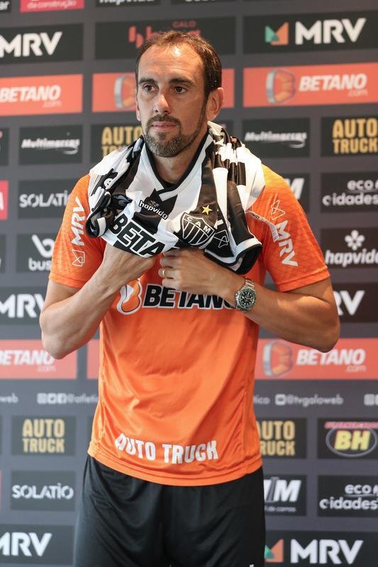 Nesta sexta-feira (21), o experiente zagueiro uruguaio Diego Godn, de 35 anos, foi oficialmente apresentado como reforo do Atltico para 2022. Na Cidade do Galo, em Vespasiano, o atleta concedeu entrevista coletiva para jornalistas e projetou mais um ano vitorioso para o clube mineiro.