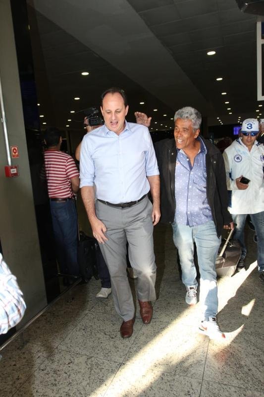 Novo treinador do Cruzeiro, Rogério Ceni desembarcou em Confins na manhã desta terça-feira e recebeu apoio de torcedores