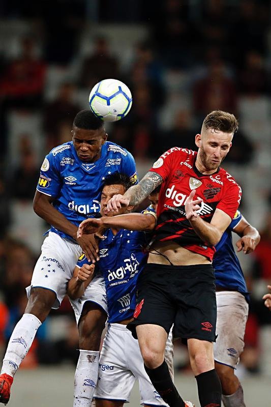 Fotos do empate por 0 a 0 entre Athletico-PR e Cruzeiro na Arena da Baixada, em Curitiba, pela 31 rodada do Campeonato Brasileiro; cruzeirense Sass foi expulso na etapa final
