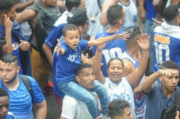 Com trio eltrico de jogadores e mais de 20 mil torcedores, Cruzeiro fez a festa na Praa Sete! Veja as melhores fotos