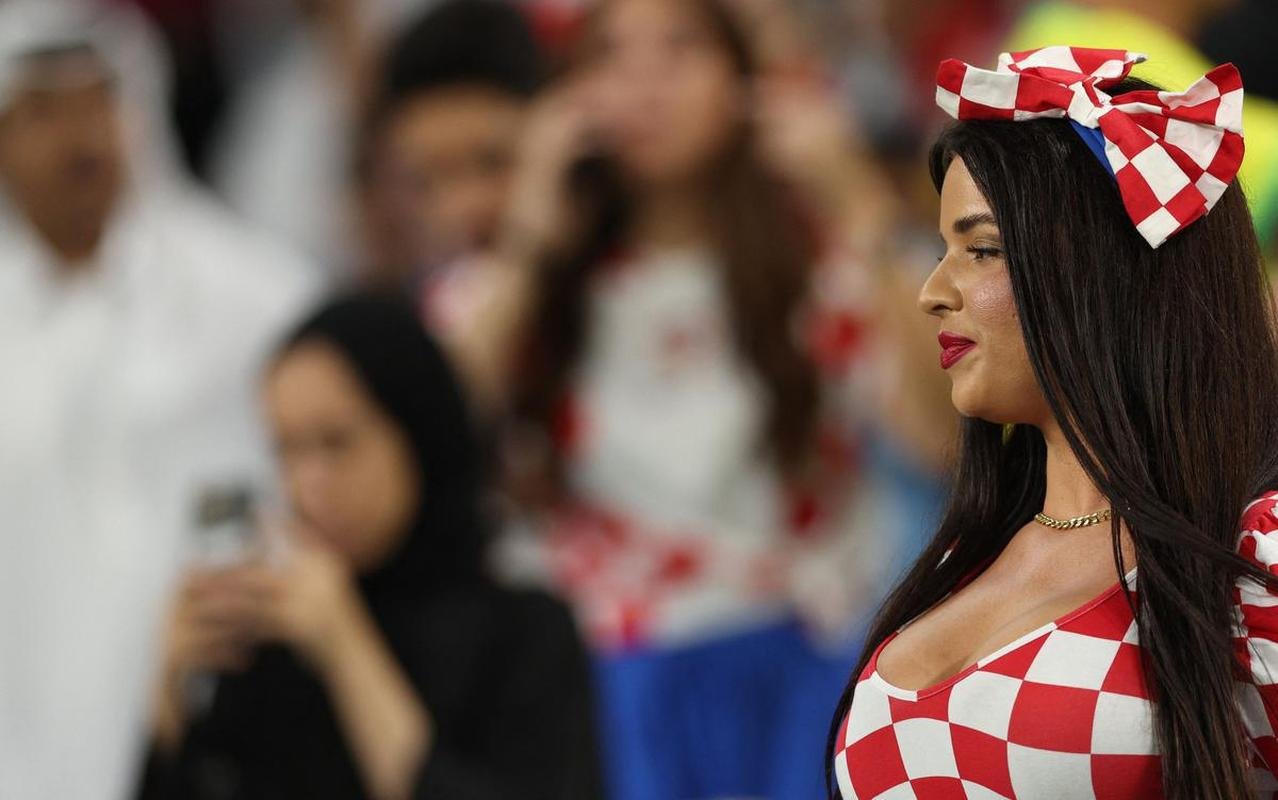 Fotos da modelo croata Ivana Knoll, ex-miss do pas, que viralizou durante a Copa do Mundo de 2022, no Catar