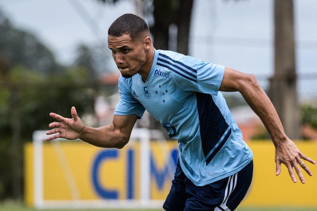 Neris, zagueiro - 1,2 mil menes negativas; 805 positivas