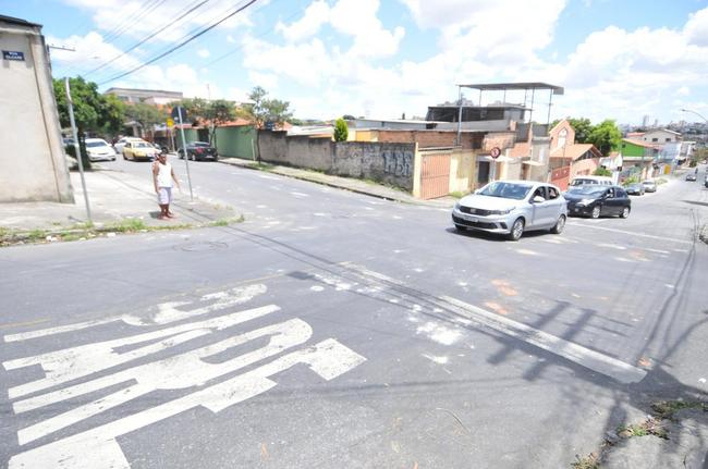 Rua Lassance, no quarteiro entre as Ruas Silva Alvarenga e Sucuri. Este foi o local, no bairro Boa Vista, em BH, onde torcedores de Atltico e Cruzeiro promoveram briga generalizada neste domingo. Dois homens foram baleados, e um deles est em estado grave. Confuso ocorreu horas antes da partida entre Galo e Raposa pelo Campeonato Mineiro