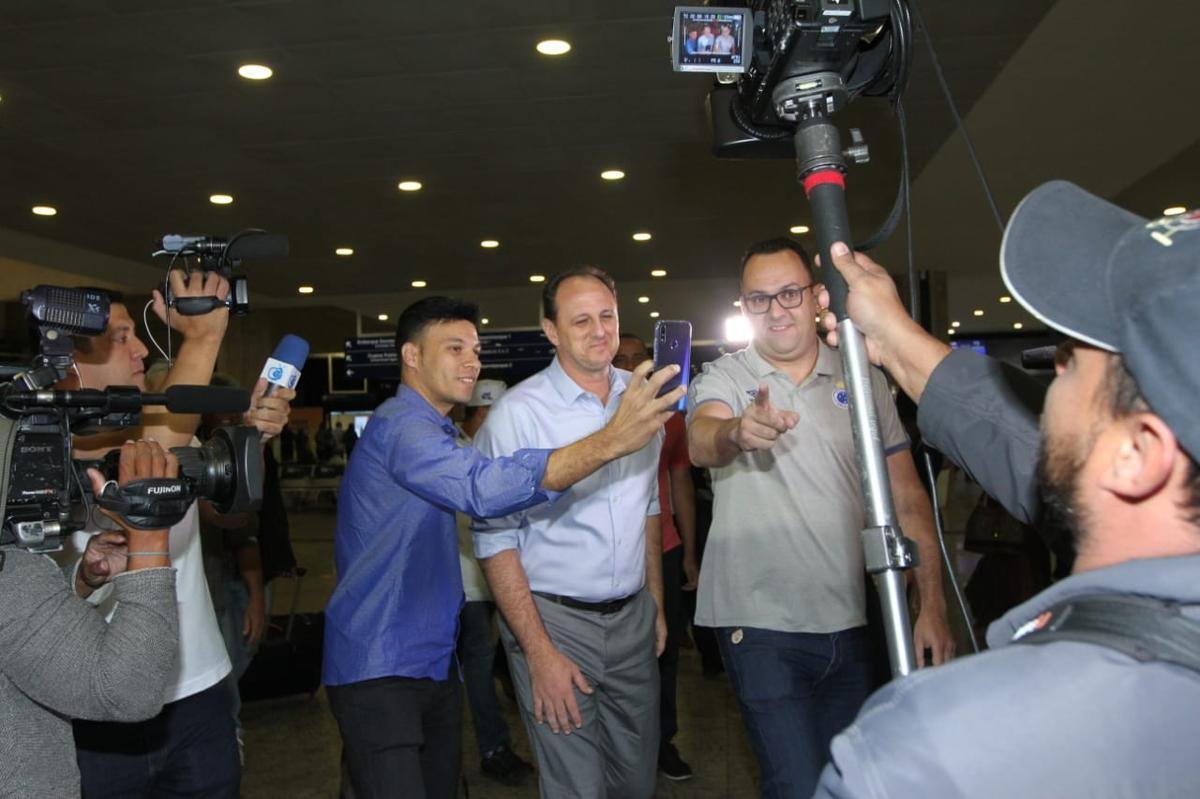 Novo treinador do Cruzeiro, Rogério Ceni desembarcou em Confins na manhã desta terça-feira e recebeu apoio de torcedores