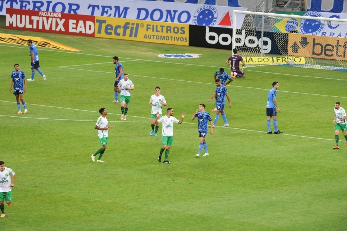 Fotos do duelo entre Cruzeiro e Chapecoense, no Mineiro, pela quarta rodada da Srie B