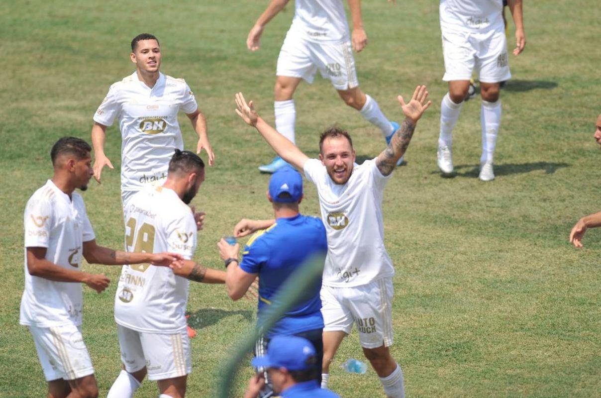 Cruzeiro e Ponte Preta se enfrentaram numa manh de forte calor em Sete Lagoas