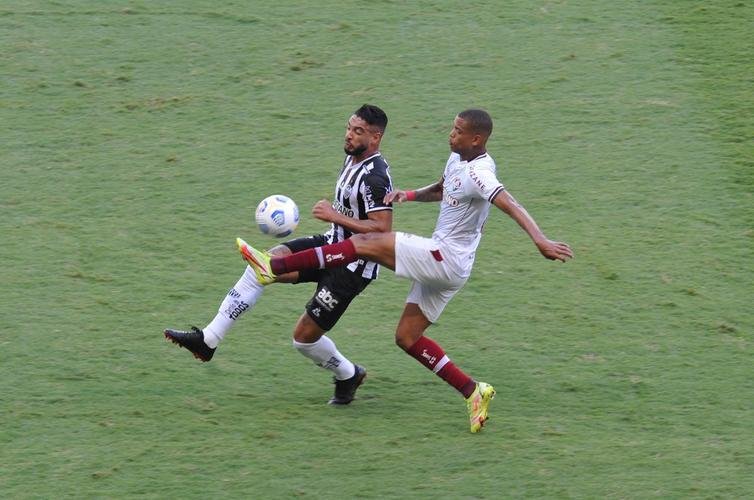 Ainda no primeiro tempo, o Atltico empatou em cobrana de pnalti de Hulk aps reviso do VAR: 1 a 1