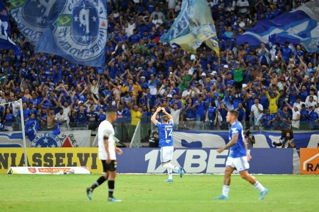 Fotos do gol de falta de Eduardo Brock, do Cruzeiro, sobre o Athletic, no Mineiro, pela semifinal do Campeonato Mineiro