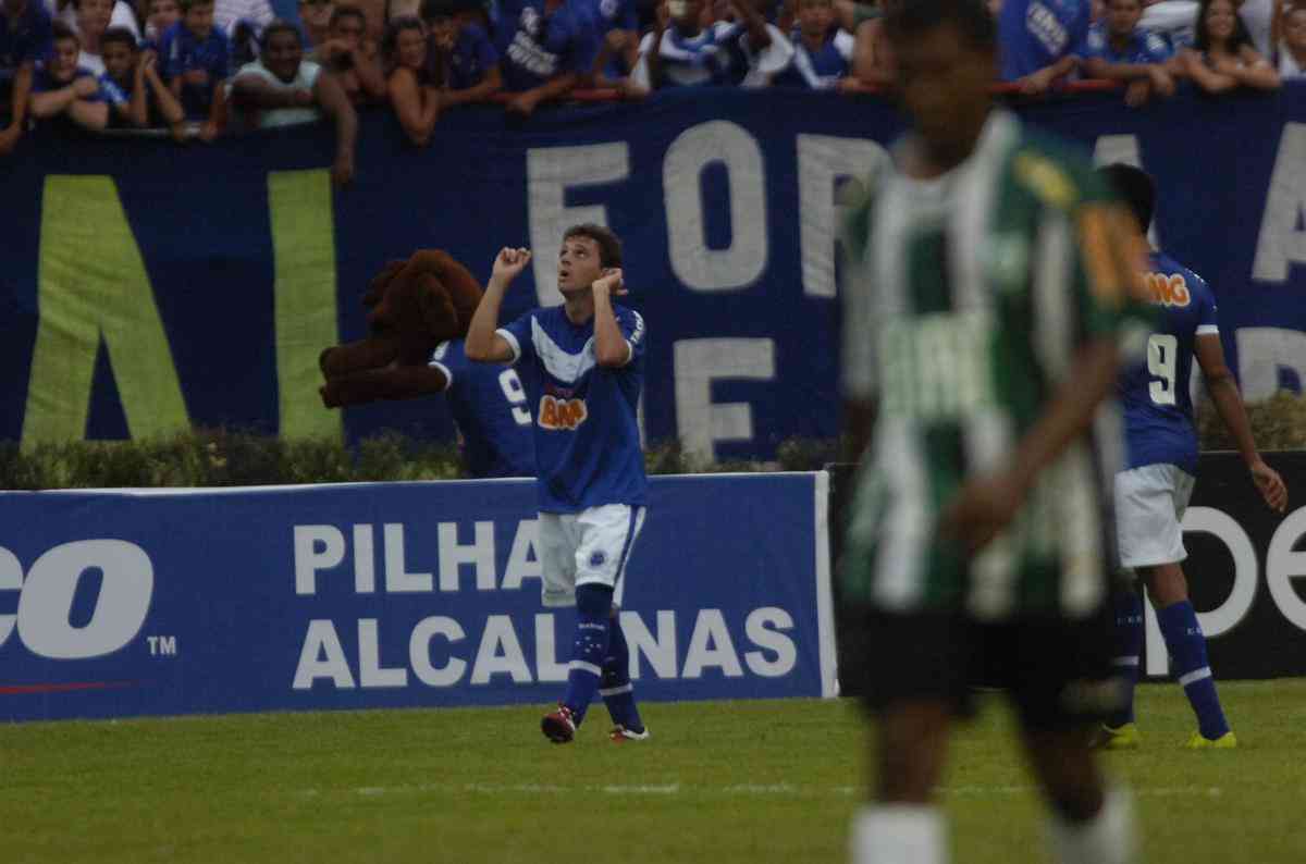 O Cruzeiro venceu o Amrica por 3 a 2, no dia 27 de maro de 2011, no Estdio Melo, em Varginha, pela primeira fase do Campeonato Mineiro. Os gols da Raposa foram marcados por Lo, Montillo e Thiago Ribeiro. Leandro Ferreira (2x) descontou para o Coelho.