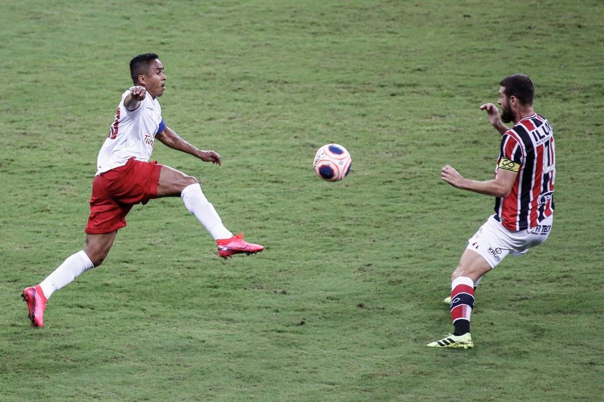 O Náutico equilibrou na segunda metade do primeiro tempo e o jogo ficou aberto para as equipes, com ambas criando boas chances. Jorge Henrique, de cabeça, teve duas oportunidades pelo Timbu. o Santa acertou uma bola na trave, com Didira, mas o placar terminou sem gols na etapa inicial.