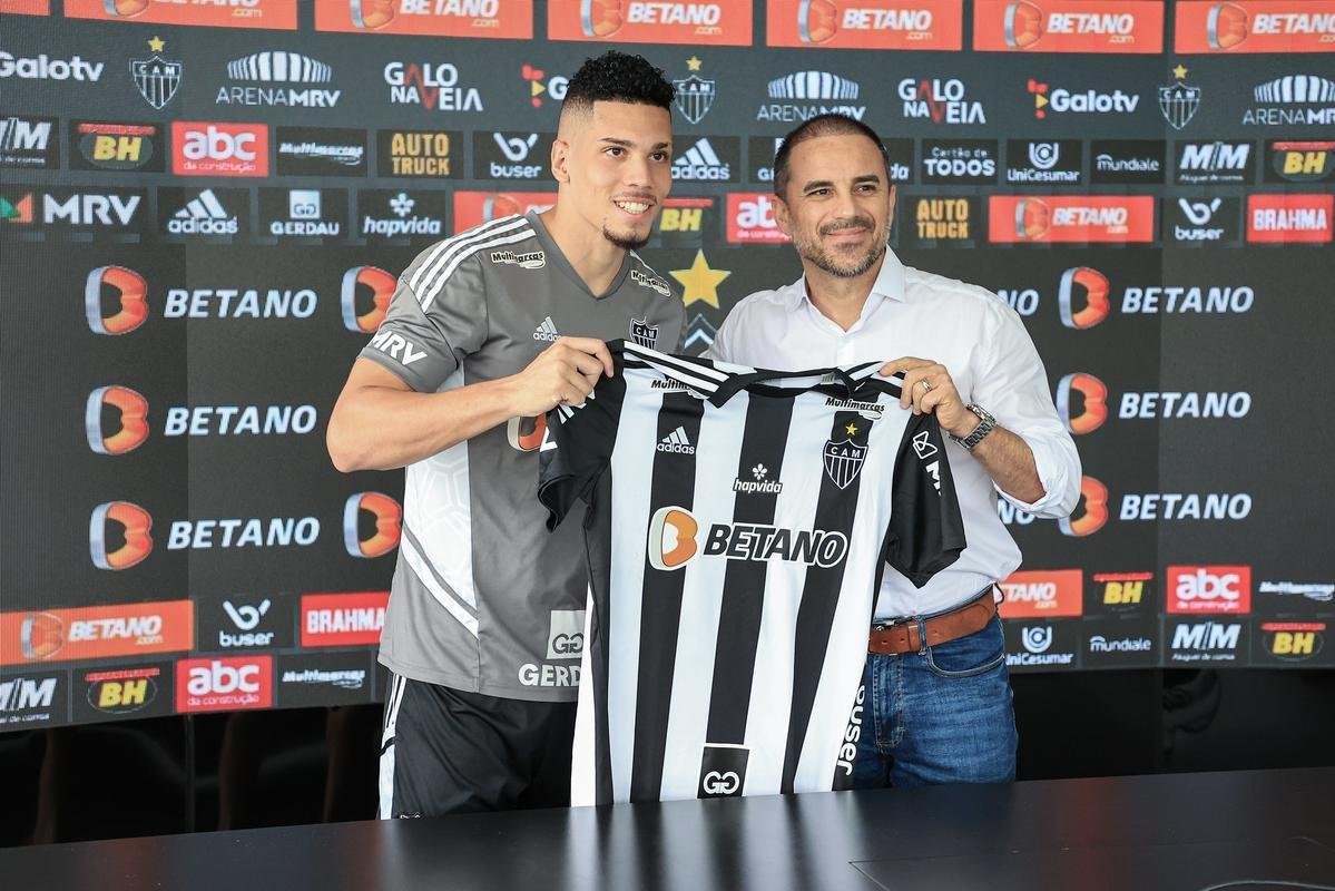 Paulinho foi oficialmente apresentado na Cidade do Galo nesta sexta-feira (16/12).