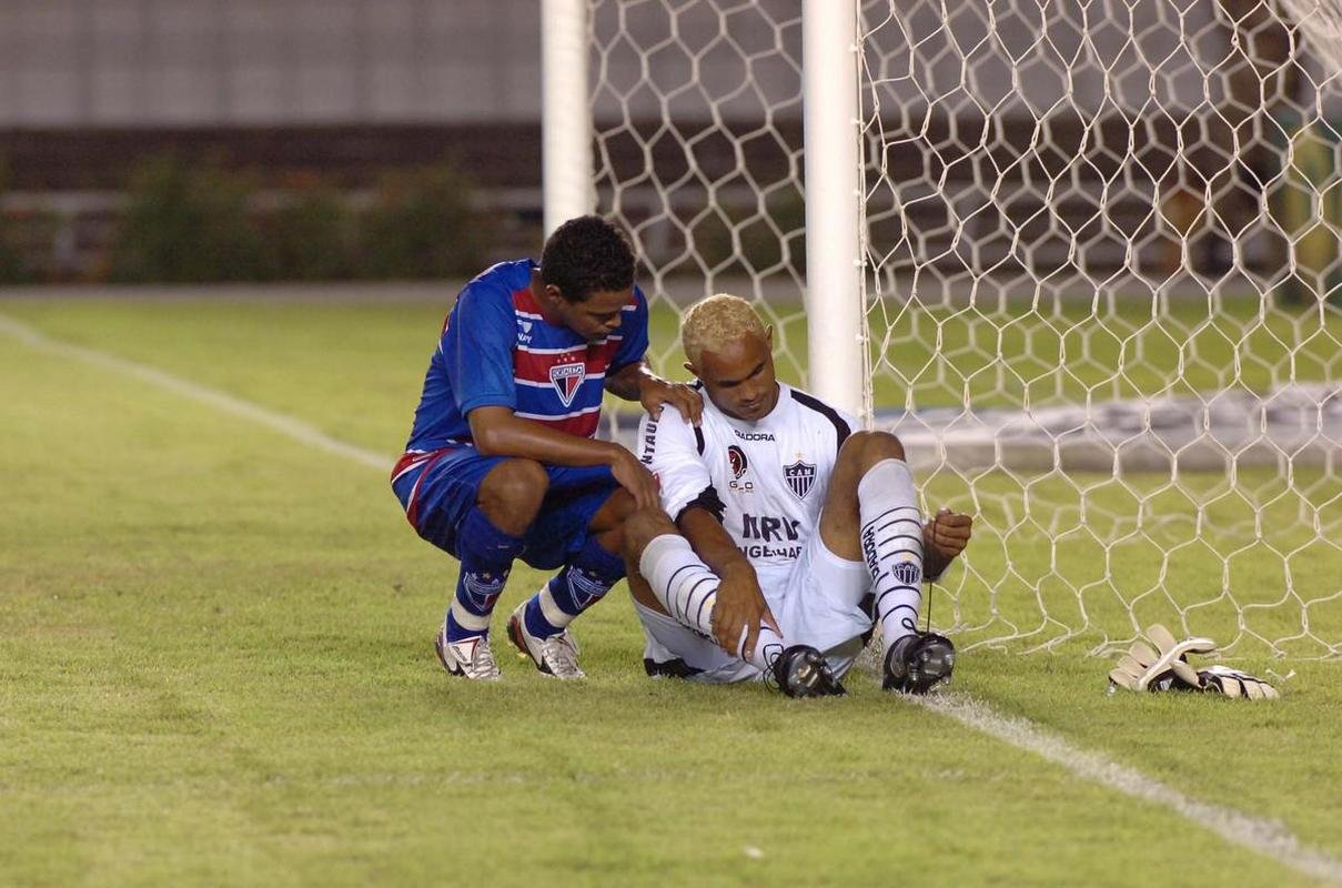 No primeiro jogo, em 12 de abril de 2006, no Mineiro, o Fortaleza venceu o Atltico por 2 a 0, gols de Alan e Preto Casagrande.