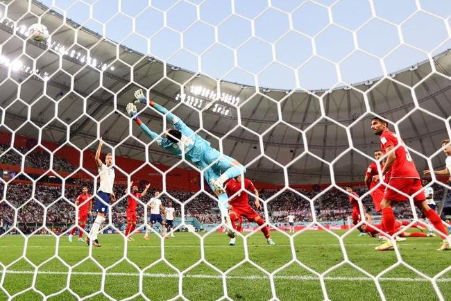 Inglaterra e Ir, no primeiro jogo do Grupo B da Copa do Mundo.