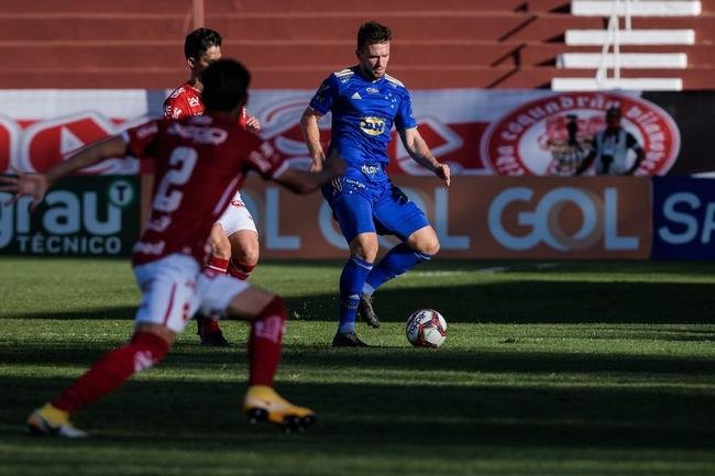 Fotos da partida entre Vila Nova e Cruzeiro, no OBA, pela Série B do Brasileiro