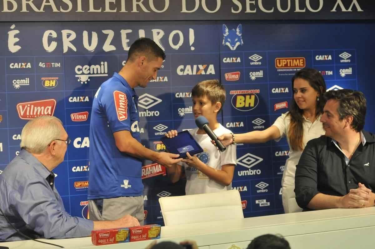 Thiago Neves foi apresentado no Cruzeiro pelo presidente Gilvan de Pinho Tavares