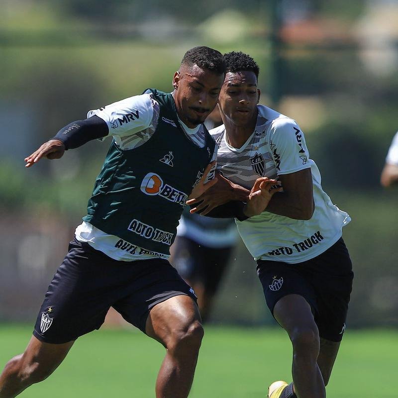 Fotos do coletivo entre profissionais e sub-20 do Atltico