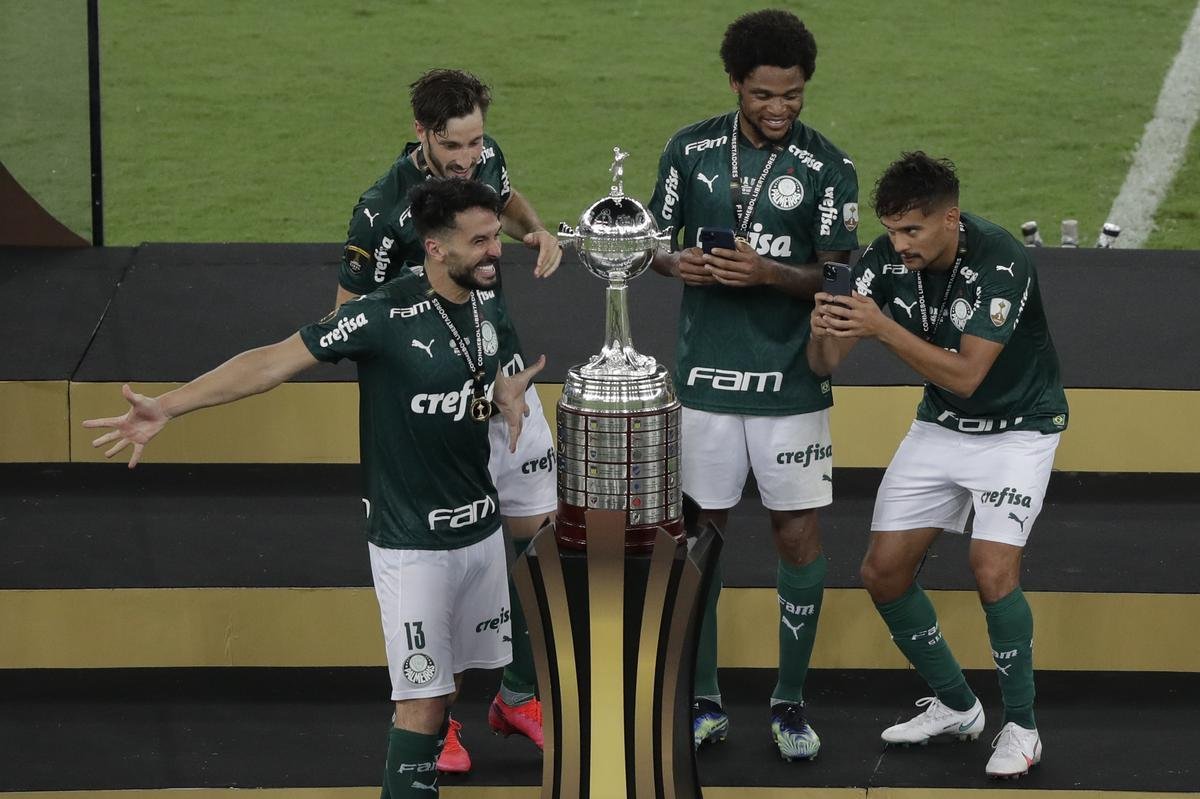 Festa do Palmeiras no Maracanã com a conquista do bicampeonato da Copa Libertadores sobre o Santos. Verdão venceu a decisão por 1 a 0 com gol do atacante Breno Lopes aos 53 do segundo tempo (AFP / Mauro Pimentel / Ricardo Moraes / Silvia Izquierdo)