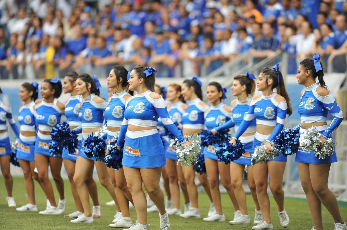 Cruzeiro estreou novo uniforme neste sbado, contra o Grmio